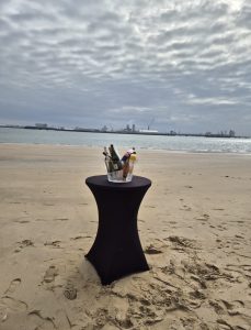 Apéritif déjeunatoire sur la plage pendant un team building organisé sur l'Ile de Ré par RoseD'Events.
