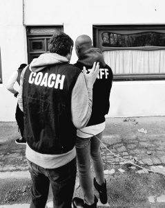 Encadrement par le coach et le staff lors d’un team building court-métrage organisé par RoseD’Events.